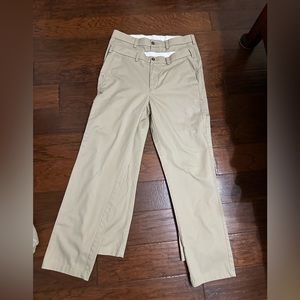 Men’s Khaki Pants comfortable cotton-blend fabric with stretch.